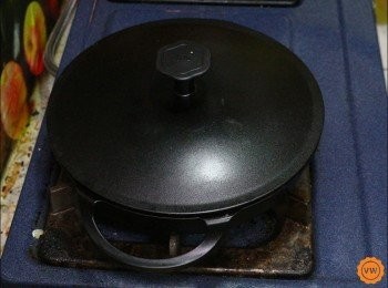 step13: 這次使用鑄鐵鍋來料理燉飯，基本上只要一鍋到底就可以完成。而且因為鑄鐵鍋本身的蓄熱性高，所以在料理上除了要注意火候之外，在料理的時間上也可以省去不少時間哦！