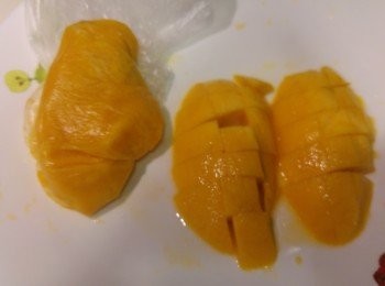 step10: 芒果切粒, 果核可放入保鮮袋榨出果汁或用果肉打成果汁。