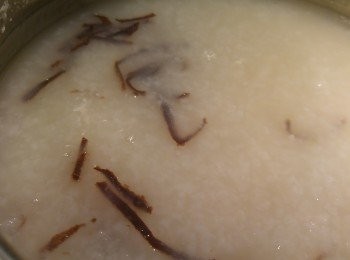 step6: 從真空煲取出粥底, 如粥底太杰可加熱水再煮滾，將果皮絲放入煲內, 再落鹽調味。