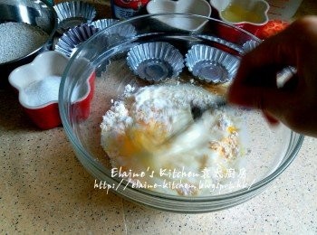 step1: 雞蛋打入大碗內 , 加入吉士粉 , 麵粉 , 100ml鮮奶拌勻至冇粉粒