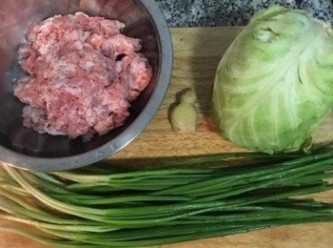 step1: 高麗菜與蔥洗淨瀝乾。