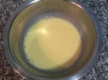 step3: 接著慢慢倒入已打散的蛋黃中(邊倒要邊攪拌)，