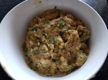 step6: 加入雞粉，糖，胡椒粉，辣椒碎，冬蔭功醬，麻油，蔥粒，芫茜碎，薑蓉，生粉撈至起膠，再放入雪櫃冷凍 1 小時，這樣可令到蝦膠增加彈性