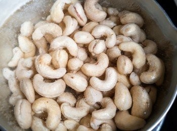 step2: 腰果先汆一汆水。
之後所有材料凍水落高速煲煲約15分鐘。
煲好後再落鹽調味。