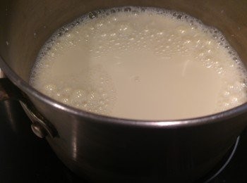 step5: 豆漿不用蓋蓋煲到微滾熄火, 請勿太大火煮豆漿, 豆漿好易滾瀉。