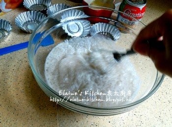 step9: 浸10分鐘的西米瀝乾水份放入大碗內 , 加入馬蹄水拌勻