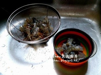 step3: 期間將基圍蝦去頭去殼(留起)