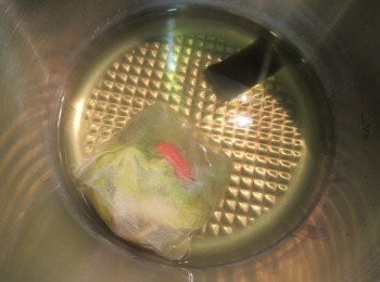 step1: 除了昆布柴魚高湯以外,將芹菜高湯材料放入茶袋(魚袋),同昆布柴魚高湯倒入快鍋.蓋鍋蓋加壓分鐘,熄火待洩壓,開鍋蓋撈起茶袋.