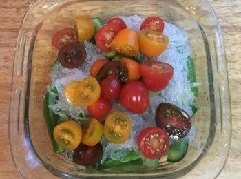 step9: 將小黃瓜與冬粉放入保鮮盒中，加入對切的小蕃茄即可放冰箱冷藏，等要吃時再拌入調好的醬汁即可喔!!!