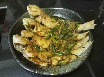 step5: 做法：

將青根清洗後，隔乾水份再用廚紙吸乾 多餘水份，將青根上生粉，燒紅油鑊大火放入，煎約分半鐘，再反轉煎分半鐘，之後加入糖少少麻油，煎至沙糖溶化後將魚上碟。

原鑊再加少少油，將薑絲，蒜頭，乾蔥爆香，加少少胡椒粉，生抽，少少水再放入蔥花，再煮滾後淋在魚身上，完成。