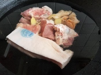 step9: 將腩肉，豬骨，螺頭用薑片，黃酒凍水放入出水