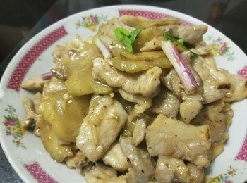 step7: 將腩肉切片，用少少糖，胡椒粉醃 30 分鐘。
將炸菜切片，再用清洗浸洗 2 次，每次 10 分鐘，換水時搾壓水份及鹽份。
將腩片上少少生粉，爆香蒜頭，乾蔥，薑片大火放入，將腩片煎至金黃色上碟，再爆香蒜頭，乾蔥，薑片爆炒榨菜片，再加約 150ml 水，少少糖蓋好煮約 1 分鐘，再轉大火煮至收汁，放入蔥段少少生粉水埋芡，完成。

留意，榨菜因較咸浸洗搾壓，是將榨菜鹽份迫出，所以在烹煮時可不用加入鹽或雞粉，如要加入要小心份量，避免過咸。

而為何將腩片先煎後再回鑊，是想保持腩片