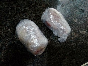 step4: 放涼後起骨，分成兩份，用保鮮紙緊緊扎實，放入冰櫃雪最少一晚待定型。