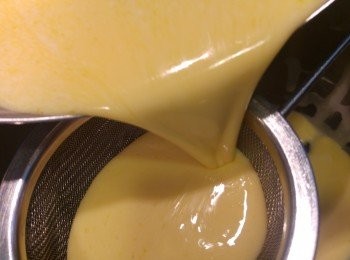 step7: 將麵糊過篩隔去粉粒。