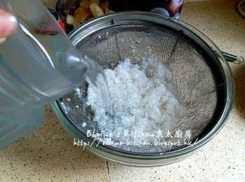 step16: 盛起西米用水沖一沖洗 , 加入冰水浸過面靜待10分鐘再瀝乾水份