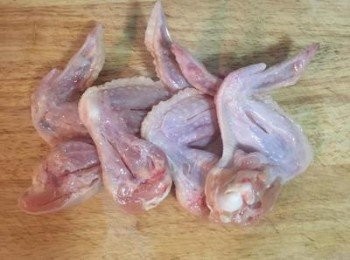 step2: 雞翅和小雞腿的背面延著骨頭邊較厚的地方各劃一刀；