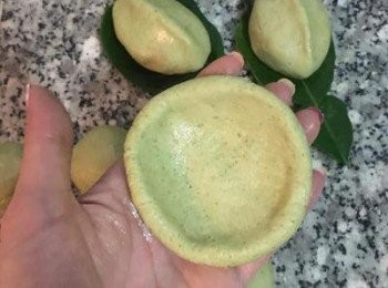 step13: 從麵糰中間開始壓，逐漸並均勻的壓成一個圓勺狀，