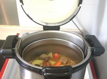 step5: 之後將真空煲之內膽鍋放入真空煲內焗1小時