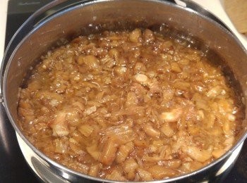 step13: 如翻滾多次後豬軟骨醬汁少了可加少許熱水。