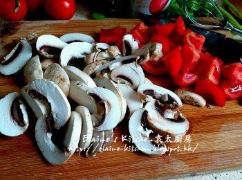 step2: 洋蔥去衣切粒 , 芹菜莖切粒 , 薑去皮切絲 , 蕃茄切粒 , 白蘑菇切片