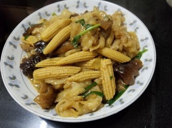 step12: 做法：
將花膠，海參用薑片，黃酒出水 10 分鐘，將花膠，海參稍為切件，粟米芯斜切開一半。
起鑊爆香蒜頭，乾蔥，薑片放入海參兜炒，在鑊邊贊入黃酒，再加入糖，胡椒粉，雞粉再加約 800ml 水煮滾，蓋好燜至收乾一半水份後，再放入花膠，粟米芯，少少生抽，蝦子，辣椒碎轉細火燜至收汁，最後放入蔥段，芫茜少少麻油，完成。