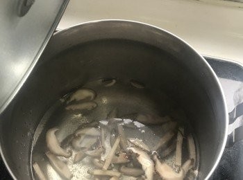 step3: 將水及浸冬菇水煮滾，加入冬菇絲慢火煮1分鐘