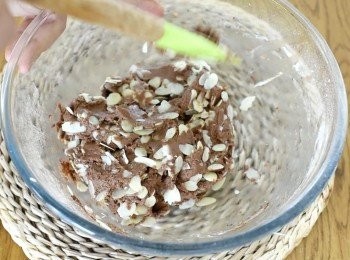 step2: 加入雞蛋，拌勻，然後篩入麵粉、可可粉和鹽，拌勻即可 （不要過份攪拌）再加入杏仁片，拌勻.