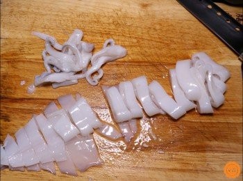 step5: 前置作業：買回來的透抽或是魷魚要洗淨後去除薄膜後，再分切成適口大小後炒熟備用