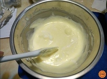 step9: 用橡皮刮刀以切拌的方式拌勻