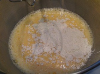 step5: 將粉分幾次加入牛奶蛋液內攪混。