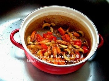 step4: 再加入白蘑菇拌勻數分鐘