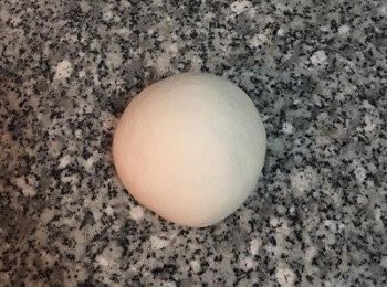 step8: 取出牛奶麵糰揉到三光，接著滾圓後擺盆內但不蓋保鮮膜；