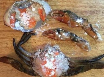 step4: <a href="https://bit.ly/2YzwBVG" target="_blank" data-keyword="蟹鉗" class="guide-link"><strong>蟹鉗</strong></a> <span style="display:inline-block;vertical-align:middle;margin-top:-3px;color:initial;border-radius:3px;padding:2px 3px;font-size:12px;line-height:14px;background:#87d300;color:#fff;">即買</span> 蓋上布，輕敲到也裂痕，接著再有蟹黃和蟹肉的地方，灑上少許的太白粉。