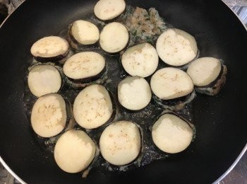 step8: 加入小許清水，轉大火。