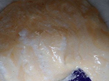 step1: 先把蛋黃加糖，牛奶，菜油攪勻，再篩入麵粉待用。
蛋白分2次加入砂糖打成濕性發泡，有小垂勾的。
把3分1的已打起蛋白加入蛋黃糊中輕手從下而上攪拌，再把混合物倒回蛋白中輕手攪拌。