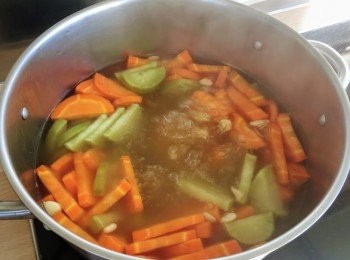 step10: 煲滾開水，加入所有材料，大火燒至水開，轉中火，煲1.5至2小時，加適量的鹽調味即成。