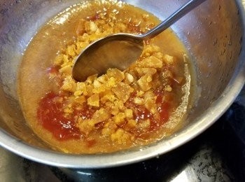 step6: 將30g茄汁加入30g食用水及片糖,打溶的蘋果醋咸水梅汁,慢火煮到片糖溶解即可熄火待用