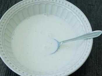 step2: 用150牛奶與粟粉拌勻，備用