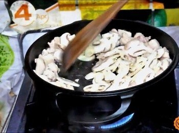 step7: 先將蘑菇及洋蔥炒軟，釋出甜味