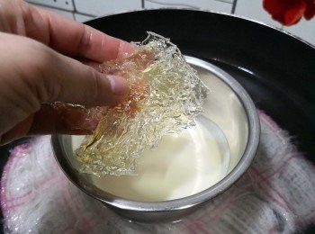 step14: 之前預留的 5 湯匙淡忌廉隔水煮熱，放入已浸軟魚膠片（用冷水浸軟）攪至完全溶化