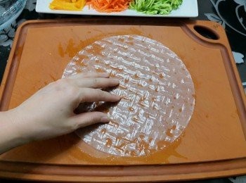 step3: 米紙稍為浸水， 放在滑面的板或碟上待軟（如乾燥可用手把水塗抹至米紙軟身)