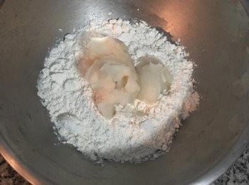 step7: <span class="group_3">油酥</span>則是將麵粉和豬油用手捏勻後，壓揉均勻即可,