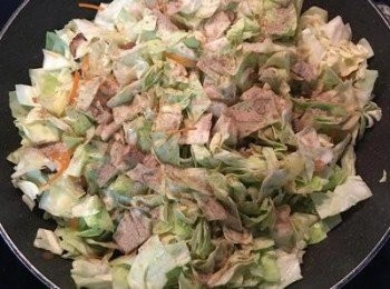 step5: 接著放入高麗菜拌炒，並放入剩餘的調味料炒到高麗菜略軟(5分熟)即可關火並淋上香油拌勻即可放涼備用。