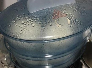 step17: 放蒸籠裡不蓋蓋子，靜置發酵20-30分鐘(依室溫而定),看外觀的話可以簡單看到包子變大,用手輕觸會覺得皮很飽軟～ 接著冷水大火蒸20分鐘,靜置3-5分鐘後再開蓋,放涼後可冷凍保存,隨蒸隨吃！