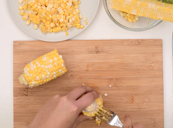 step2: 用叉子，垂直粟米，叉下粟米粒。