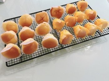 step6: 完成後打橫放在涼架，從模具中將蛋糕拉出一半放涼（如只用紙模，取出後橫放即可）