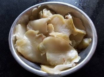 step2: 榨菜，將榨菜切片後，用清水浸泡 2 次，每次 10 分鐘再搾出水入，重複做 2 次