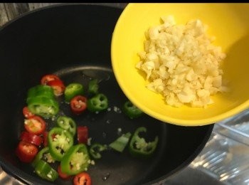 step4: 落蒜蓉。炒香。