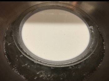 step2: 碟上塗一層菜油後，將粉漿倒入。開大火，水滾後放入鍋中蒸30分鐘。