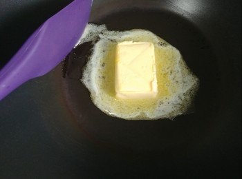 step4: 用不沾煱開小火煮浴牛油